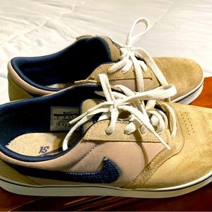 Men Nike size 9 sneakers